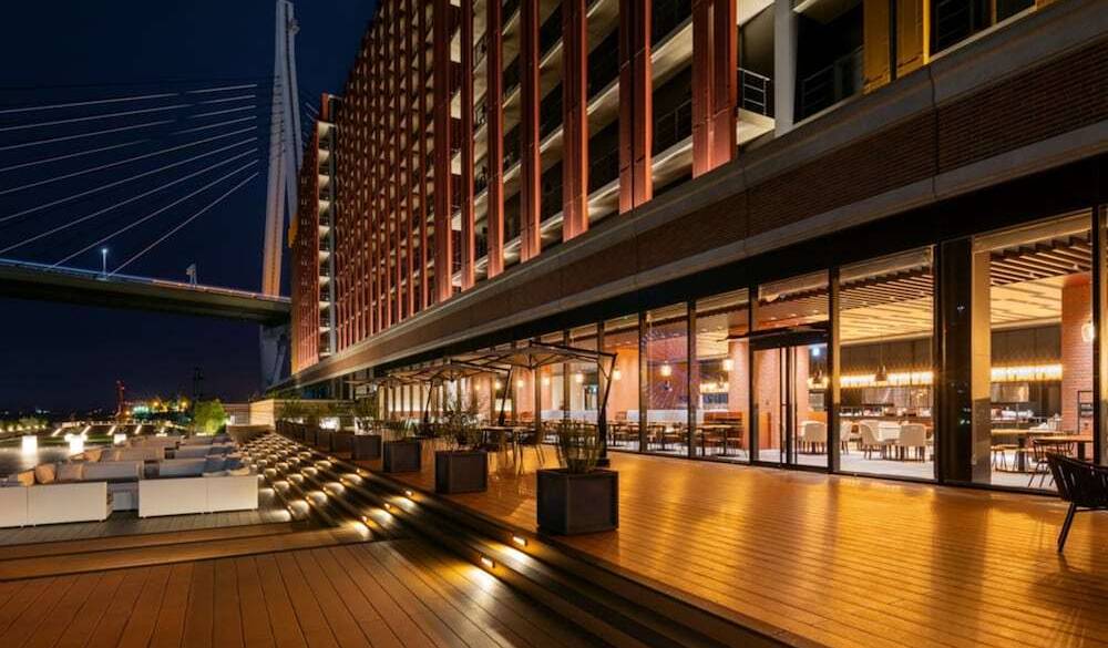 テラスにはダイニングが併設 / 5