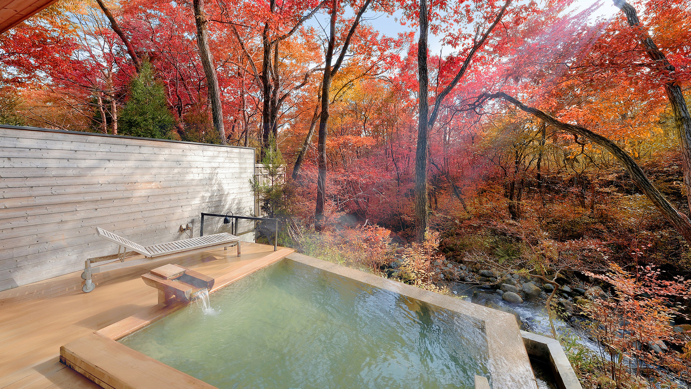 渓流露天風呂では、マイナスイオンもたっぷり浴びて4069370