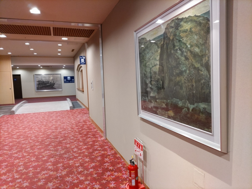 館内に展示された絵画