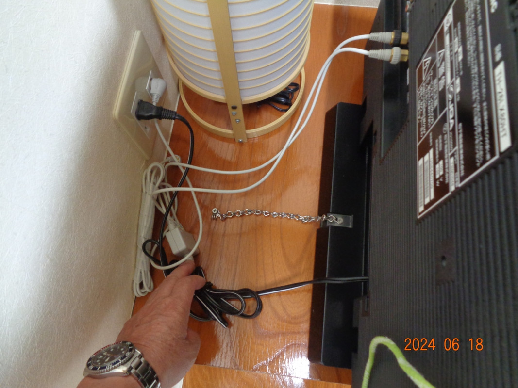 テレビはチェーンで固定、Ｃ国人対策か？？