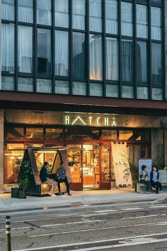 施設の正面 (日没後)