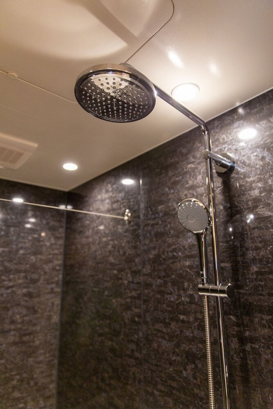 バスルームのシャワー