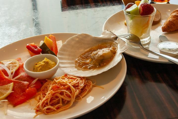 朝食は、ビュッフェスタイルだったので洋食をメインにいただきました。ホタテ貝やサーモンマリネが美味しかったです♪