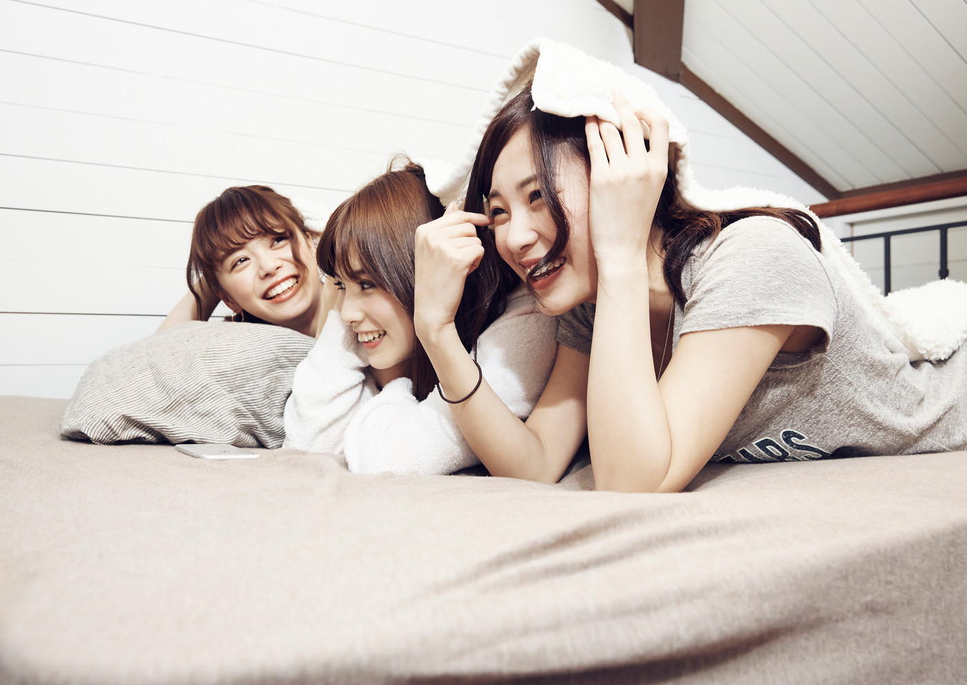 ベッドで話す女性