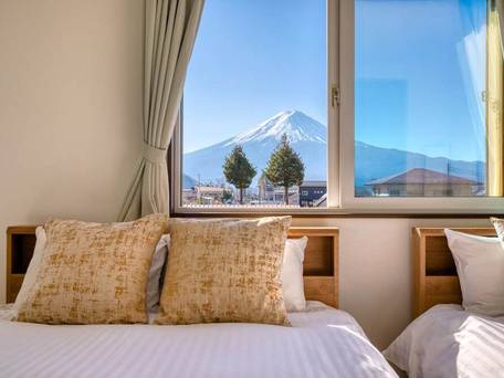 Fuji Viewest Villa RAKUWA / 1