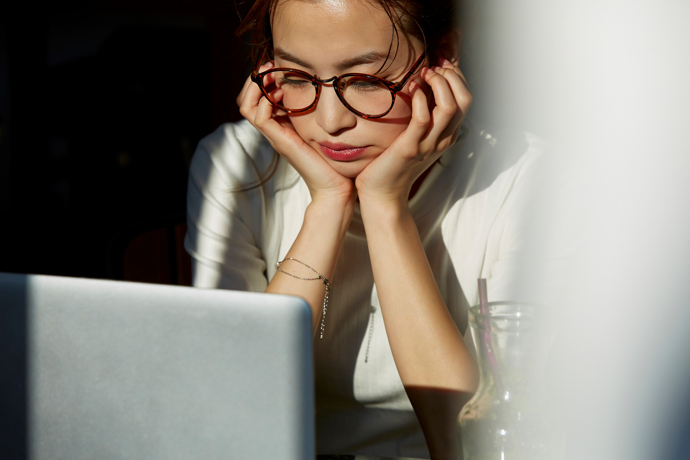 カフェで過ごす女性