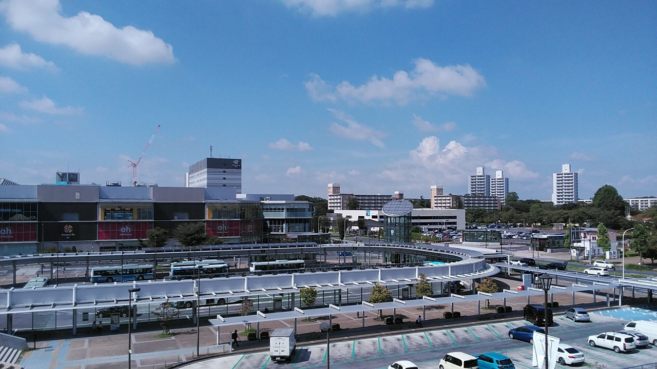 部屋からのつくばバスターミナルに駅ビュー、音は静です。
