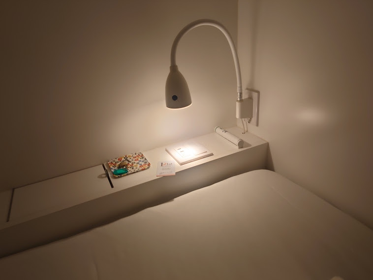 ベッドの中。カプセルホテルのような作りになっている。