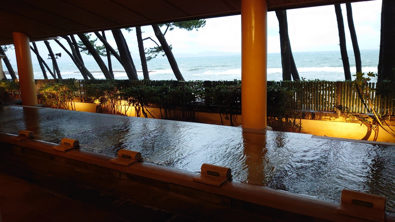 2階の大浴場。外の寝湯。サウナもあります。