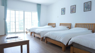 ファミリールーム (シングルベッド 4台)