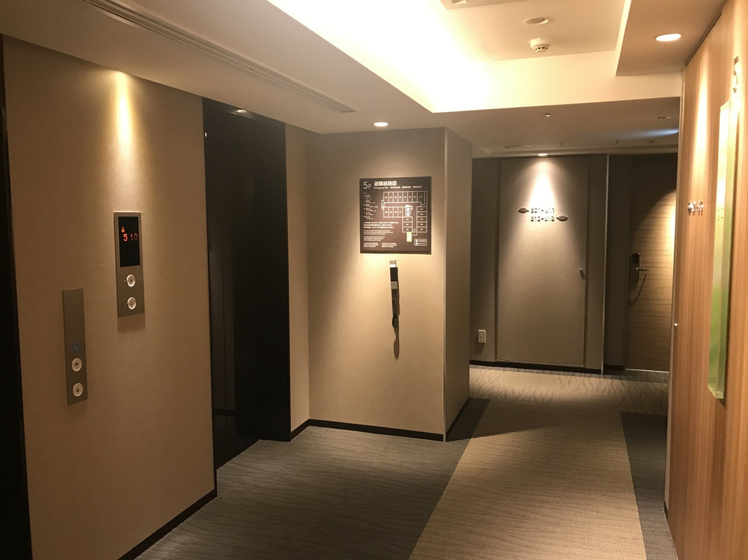 エレベーター前通路