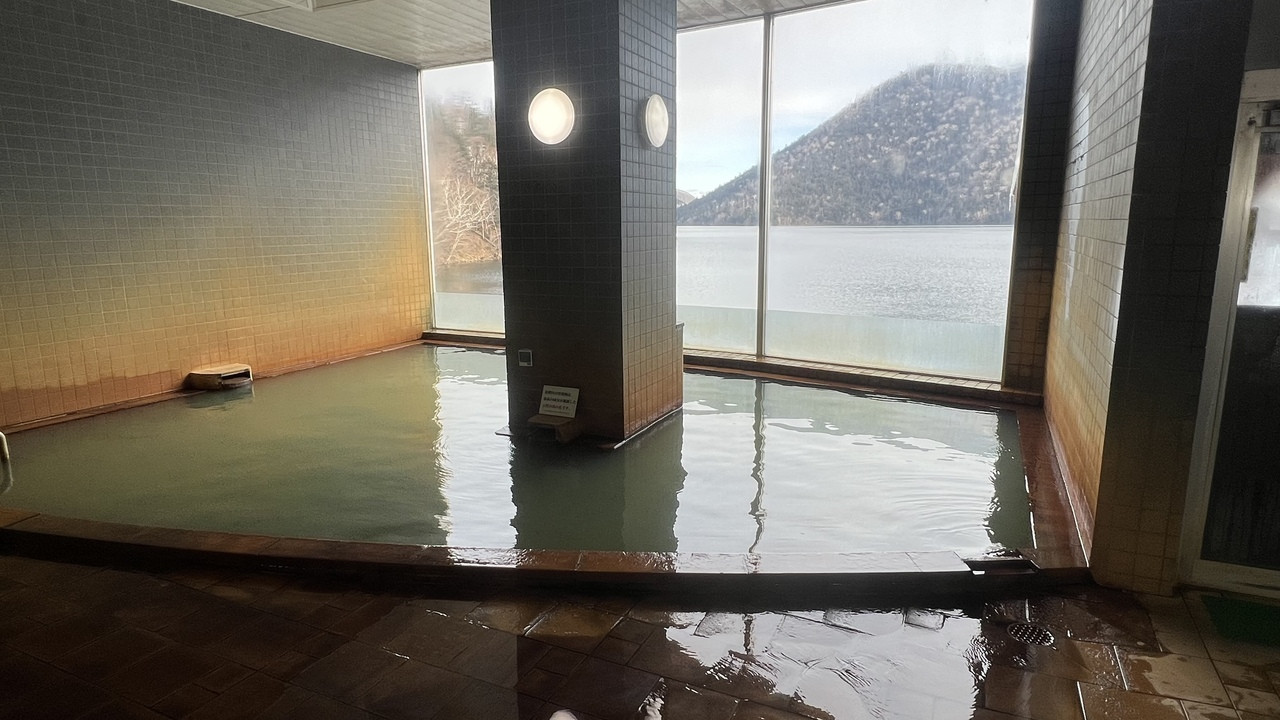 温泉の匂いが立ち込めている内湯