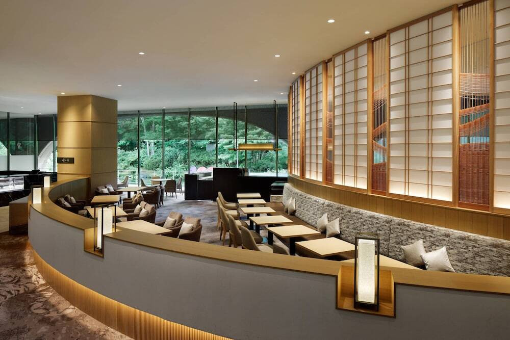 京都・比叡山を借景にした曲線美あふれるホテル3508036