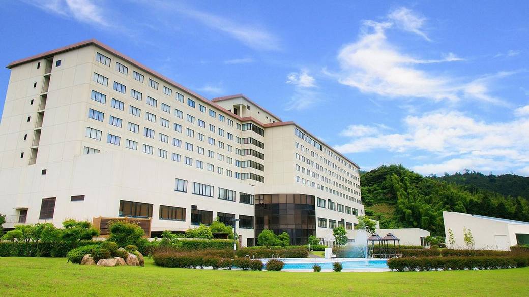 夏季はガーデンプールも営業 / 1