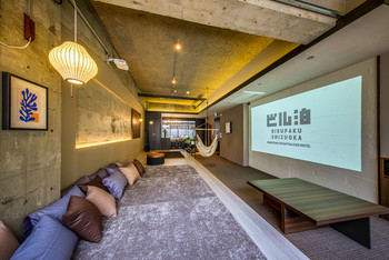 リノベーションした街中のビルに泊まる、ここだけの体験を4011514