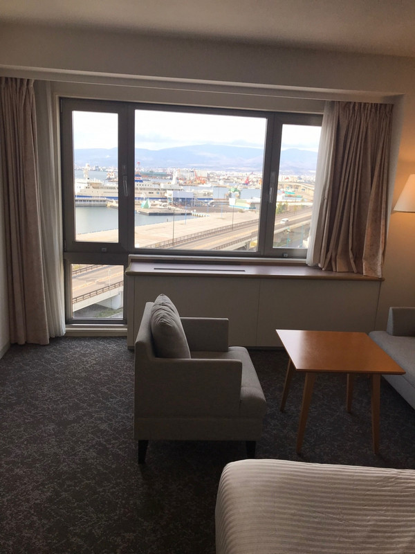 港が眺められます。かつての青函連絡船も。