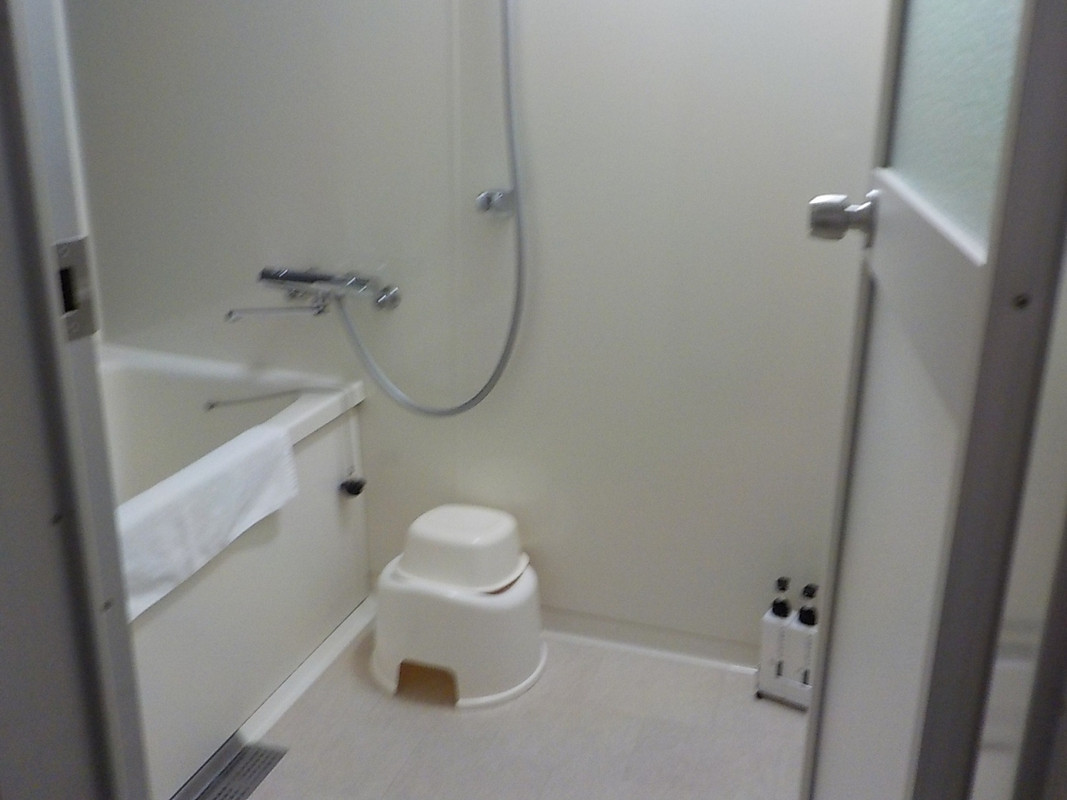 浴槽の外は広くて身体が洗えます。