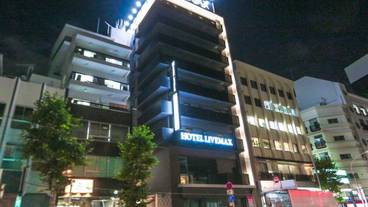 施設の正面 (日没後) / 1