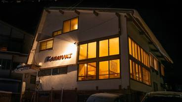 施設の正面 (日没後) / 1