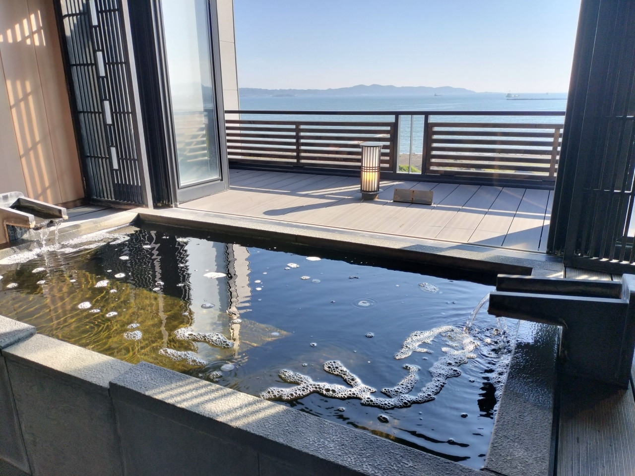 静かな波を眺めながら貸切露天風呂でのんびり4008481