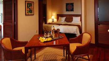 How about a lovely suite room for a special anniversary for two? 3517108