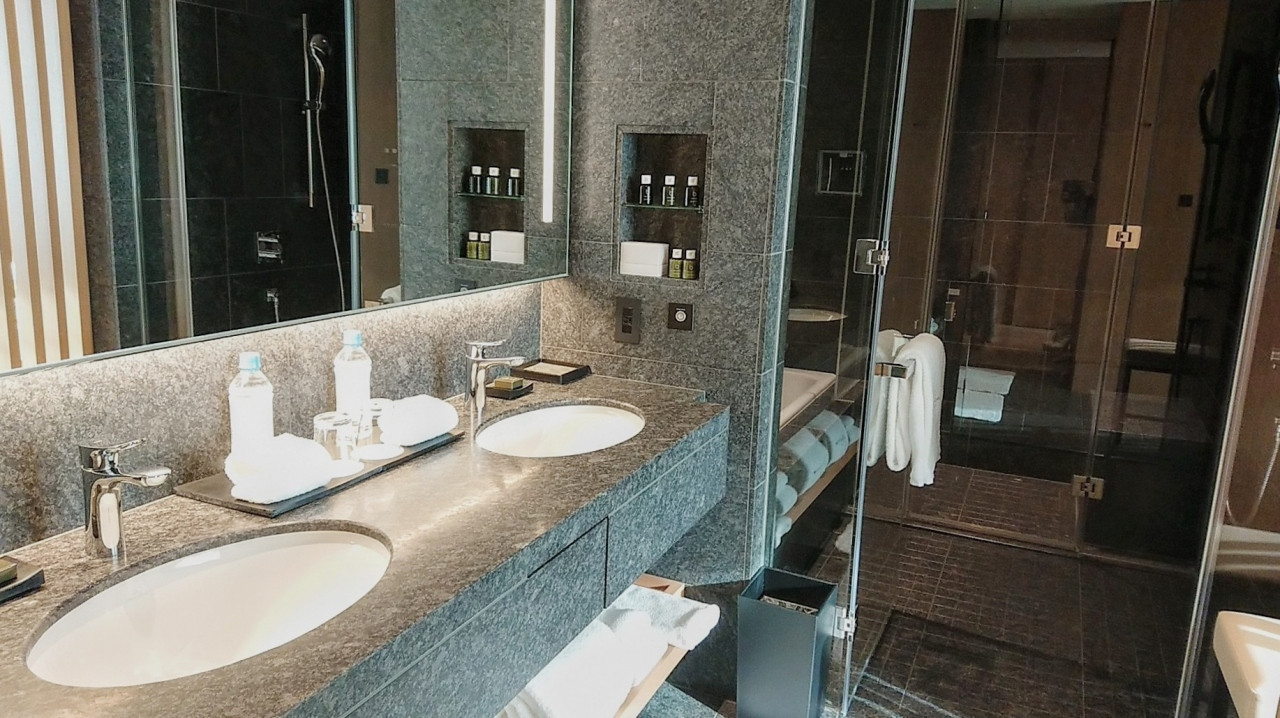 奥にサウナとバス