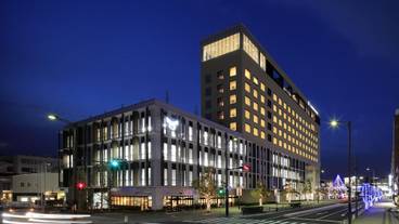 施設の正面 (日没後) / 2