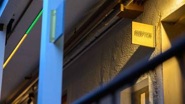 施設の正面 (日没後) / 4