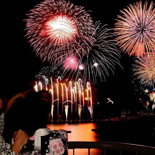 目の前が会場に！
大迫力の花火を見物 / 1