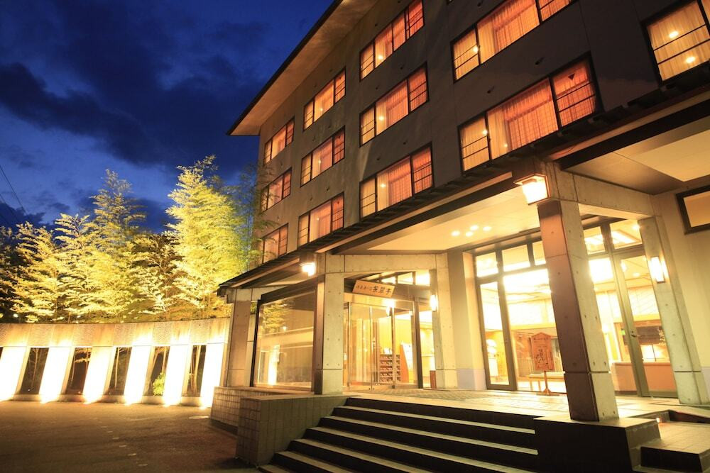 施設の正面 (日没後)