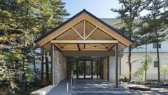 風木立の川辺 紫明館