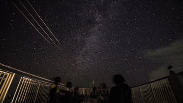 施設の正面 (日没後) / 1