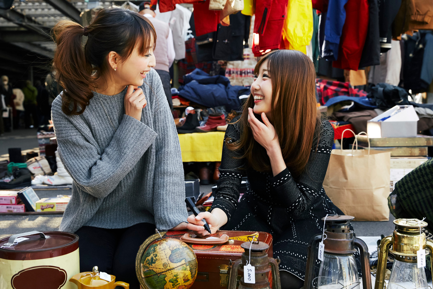 フリーマーケットを楽しむ女性たち