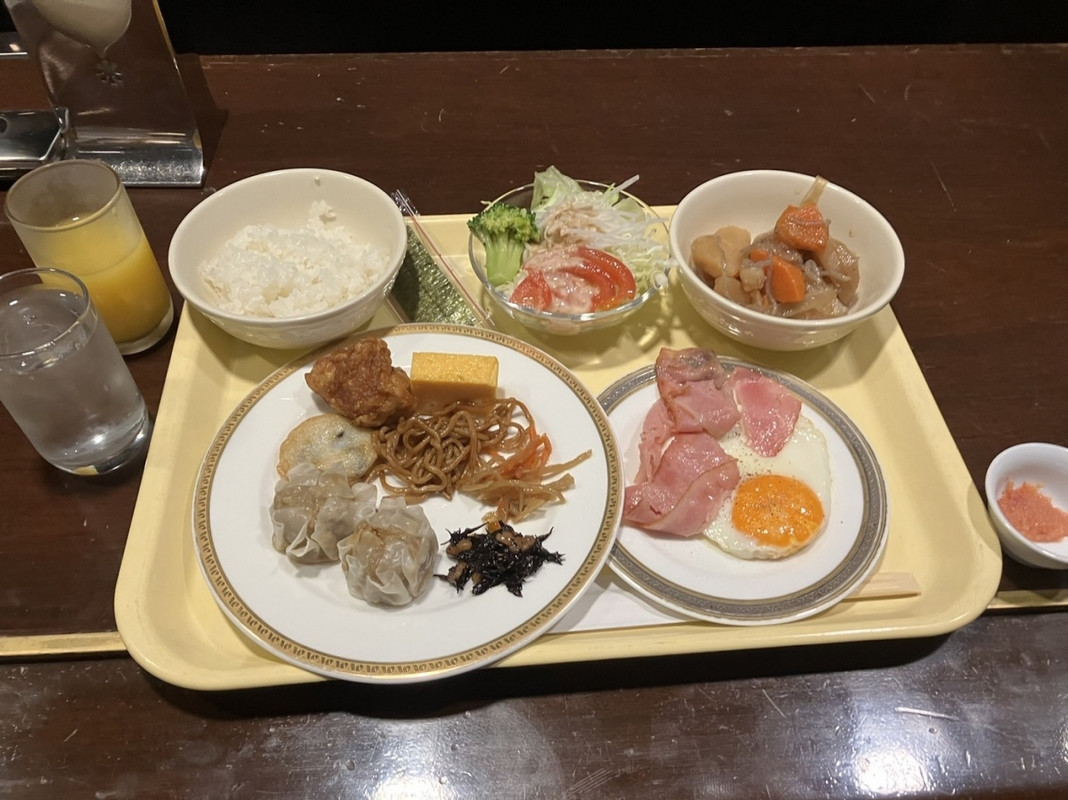 朝食のバイキング