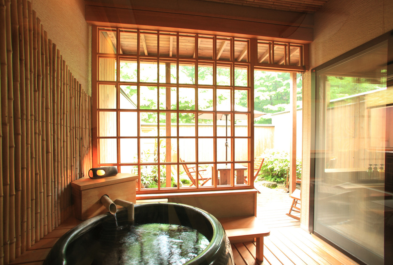 開放的な露天風呂や貸切風呂に癒される、高原の一軒宿4256776