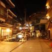 夜の温泉街