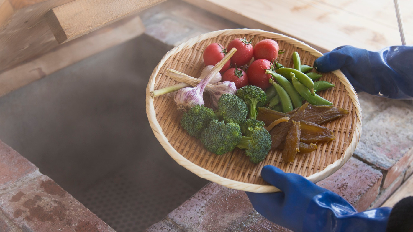 自分で蒸した絶品料理をぱくり！温泉の蒸気で蒸し窯体験ができるお宿3751455