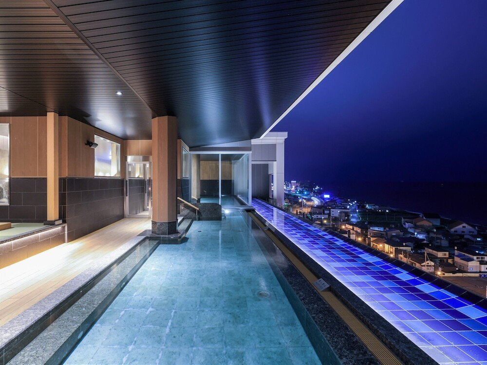 インフィニティ風呂で夜景を眺めてたゆたう4005639