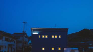 施設の正面 (日没後) / 1