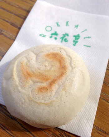 「六花亭 神宮茶屋店」料理 1068507 判官さま¥１００ 焼き立てアツアツで美味しいです！