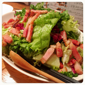 「ヒラクヤ」料理 8192 厚切りベーコンと葉物のサラダ(ハーフサイズ！)