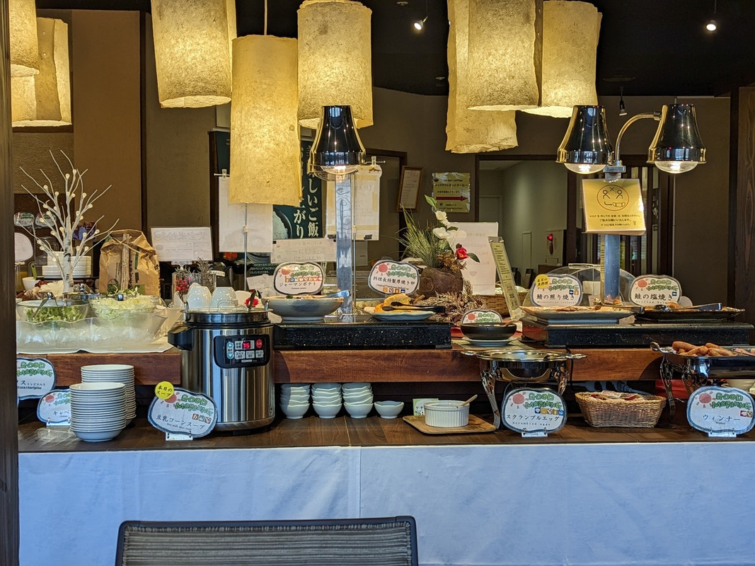 郷土食含めてメニュー豊富な朝食バイキング