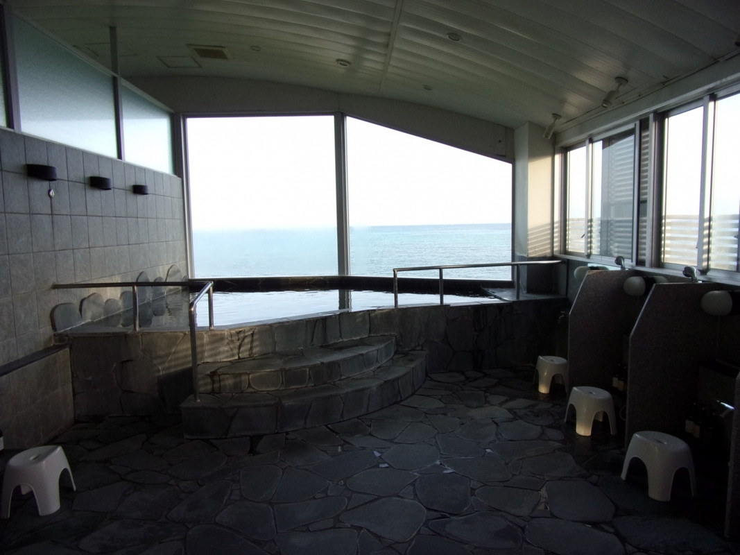 海洋深層水の湯に浸かれる大浴場があります。