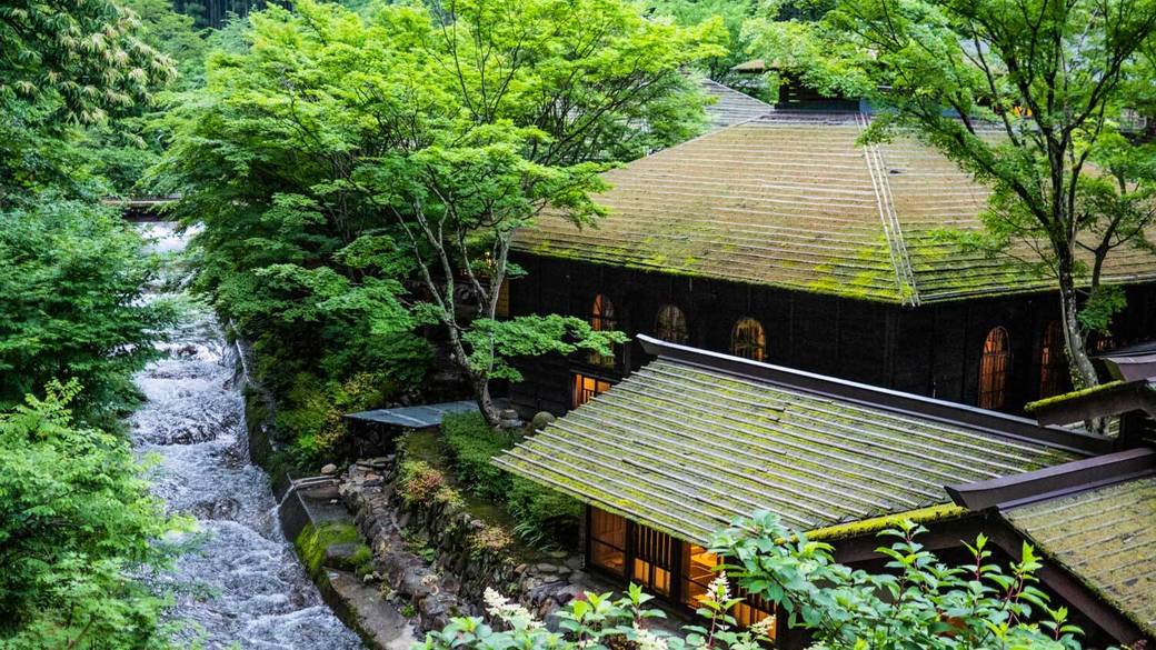 群馬と新潟の県境
秘湯の一軒家宿へ / 1