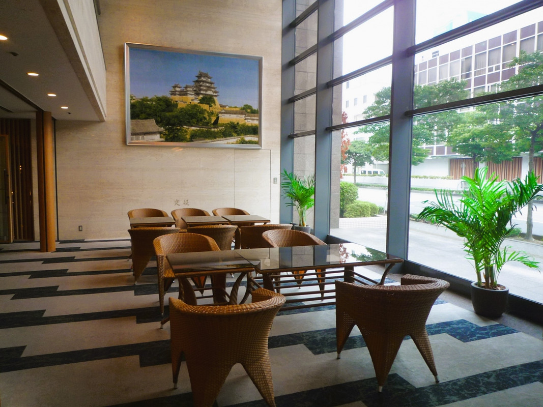 東館１階ロビー　緞通オブジェ