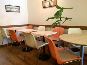 「fruit cafe Saita!Saita!」 内観 37329117 フルーツカフェらしい、ポップな店内