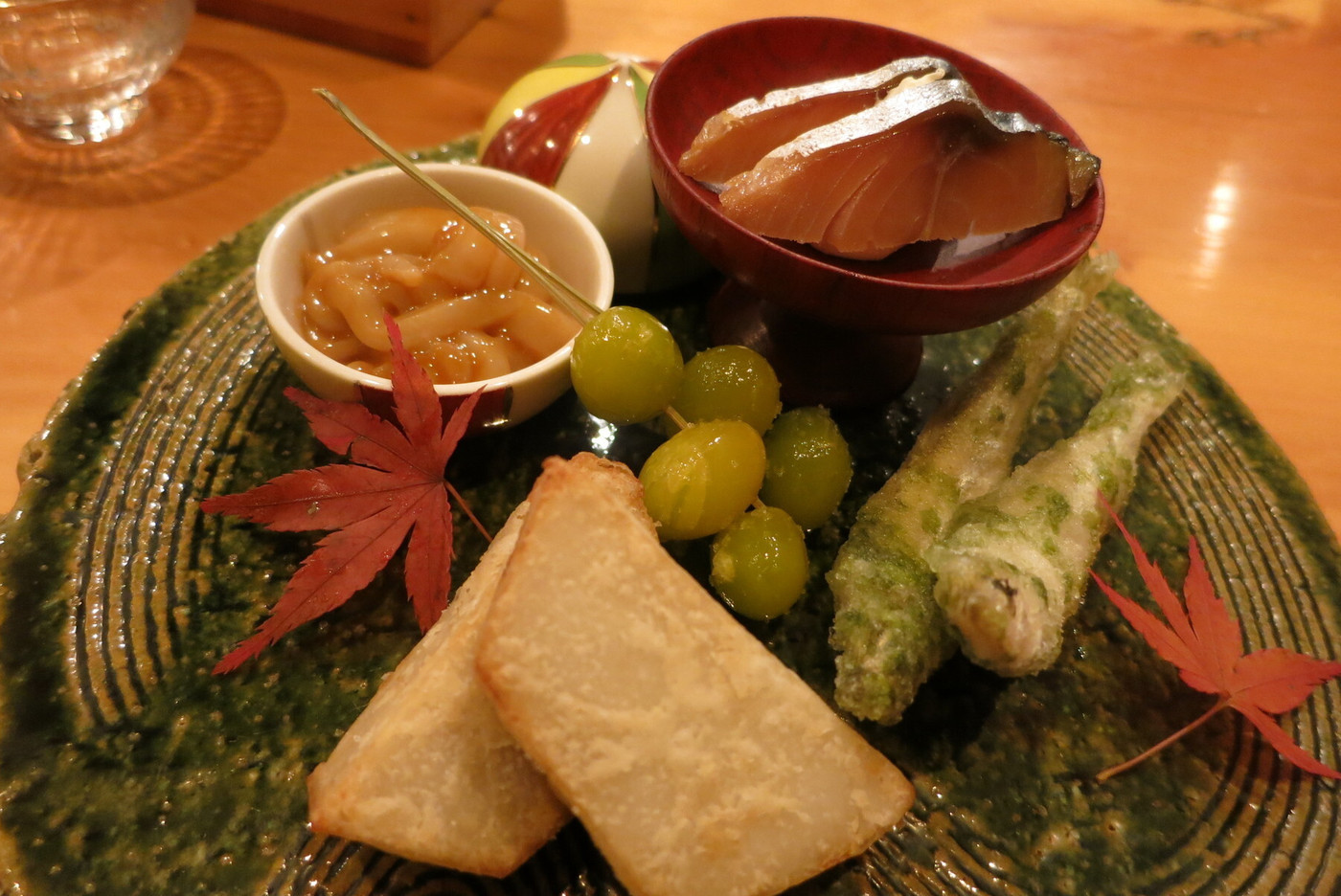 「星火」料理 8209 八寸は、海老芋の唐揚げ、へしことクリームチーズ、揚げぎんなん、ワカサギの磯辺揚げ、イカの塩辛。