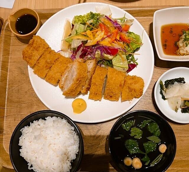 スパ内のレストランで
気取らず夕食を / 2