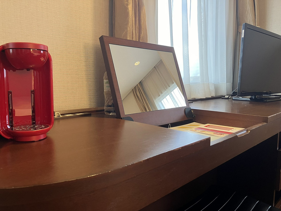 机の天板を開ければ鏡、女性には嬉しいでしょうね