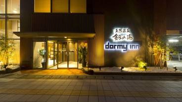 施設の正面 (日没後) / 8